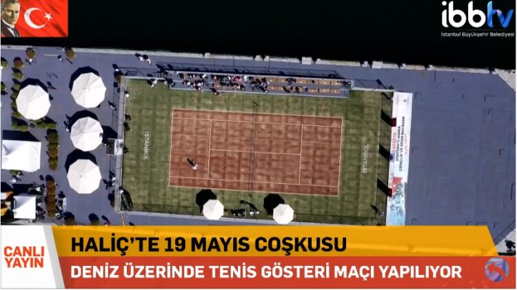 Fonda muhteşem İstanbul manzarası Haliç’in ortasında tenis kortu…