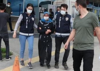 Şizofreni hastası oğlunu tekme atarak surlardan iten anne tutuklandı