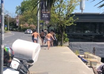 Denize girdiler, polisi görünce giyinemeden kaçtılar