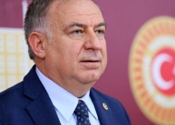 Gökan Zeybek: ”Ülkeyi yönetenlerin, belediyeler ve kamu kuruluşlarıyla riskin azaltılması konusunda yol haritası oluşturması gerekir”