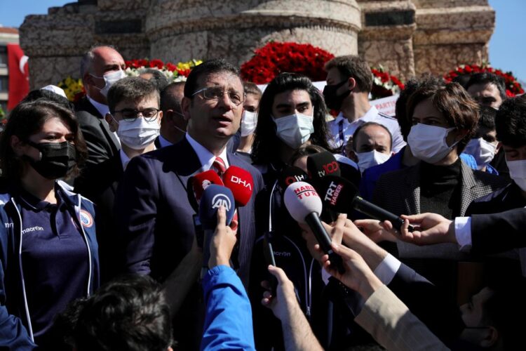 İmamoğlu’ndan Cumhurbaşkanı’na “genelge çağrısı”: “Bayramlardaki bu tören düzensizliğini lütfen giderin”