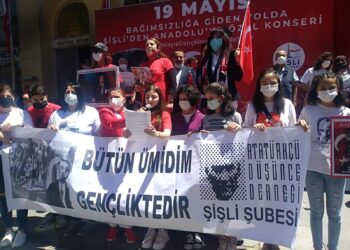 Atatürkçü Düşünce Derneği (ADD) Şişli Şubesi 19 Mayıs Atatürk’ü Anma Gençlik ve Spor Bayramını Şişli Atatürk Evi önünde kutladı.