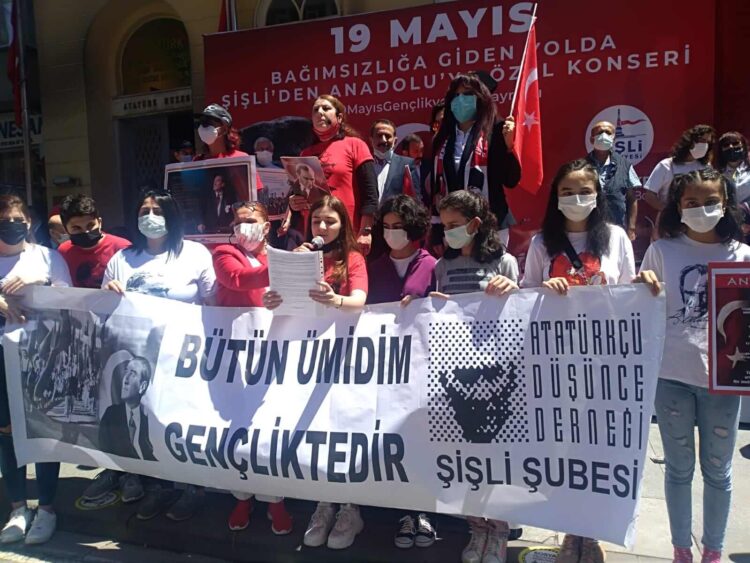 Atatürkçü Düşünce Derneği (ADD) Şişli Şubesi 19 Mayıs Atatürk’ü Anma Gençlik ve Spor Bayramını Şişli Atatürk Evi önünde kutladı.