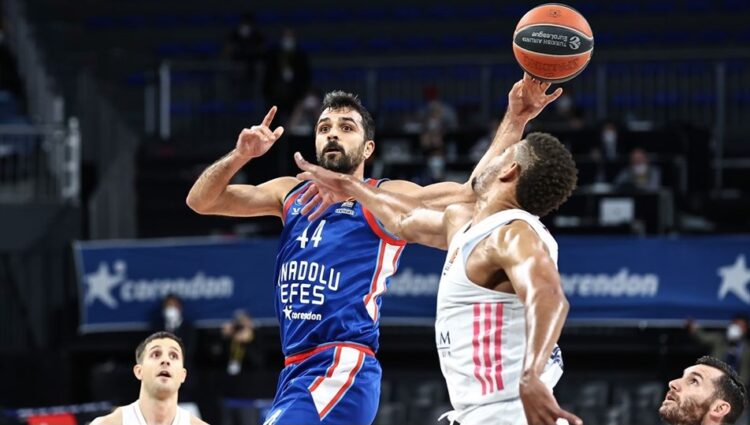 Anadolu Efes Final Four’a yükseldi