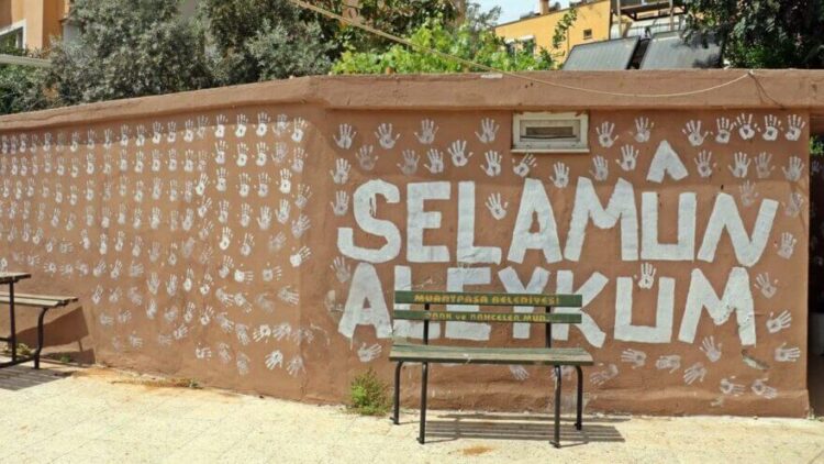 Yine yapacağını yaptı, imam ve müezzini canından bezdirdi