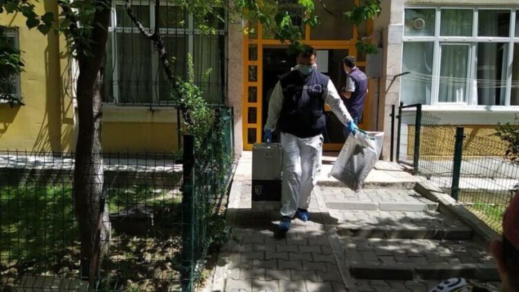 Annesini öldürmeden önce para ve altınlarını zorla almış