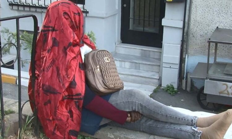 Beyoğlu’nda gizemli kadın: 5 gündür oturduğu duvardan kalkmadı