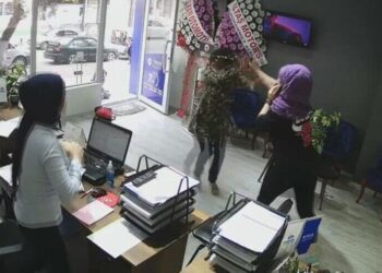 Kendisine bıçakla saldıran kadından biber gazı ile kurtuldu