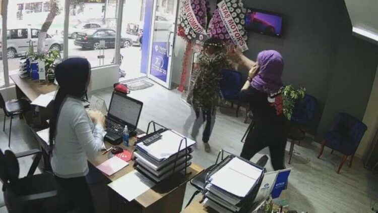 Kendisine bıçakla saldıran kadından biber gazı ile kurtuldu