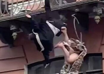 Kavga eden çift balkondan düştü