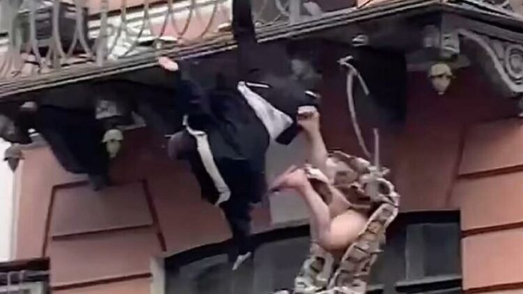 Kavga eden çift balkondan düştü