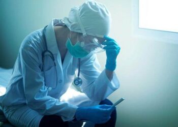 Kendisine dikiş atan doktora saldırdı