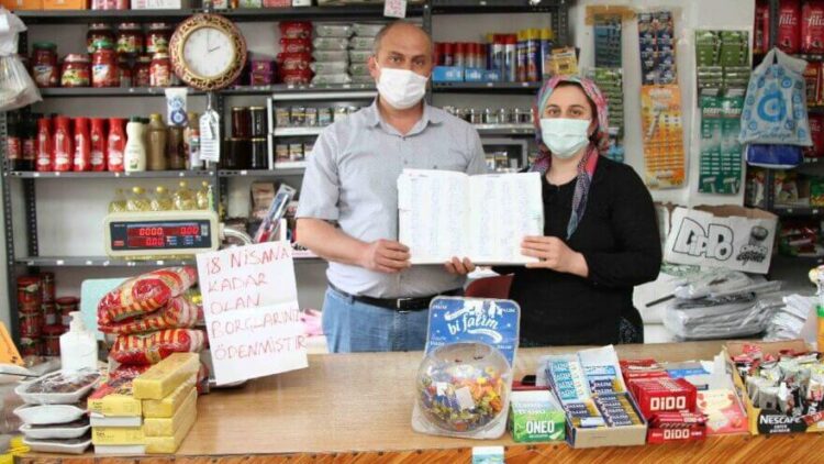 ‘Gizemli hayırsever veresiye defterini çöpe at dedi’