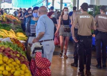 Tam kapanmada son pazar alışverişi hareketliliği