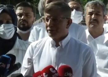 Davutoğlu’na Meclis kapısında polis engeli