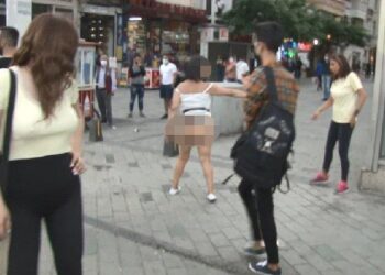 Gözaltına alınmamak için soyundu