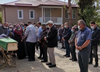 Baltayla öldürdüğü annesi ile yan yana toprağa verildi