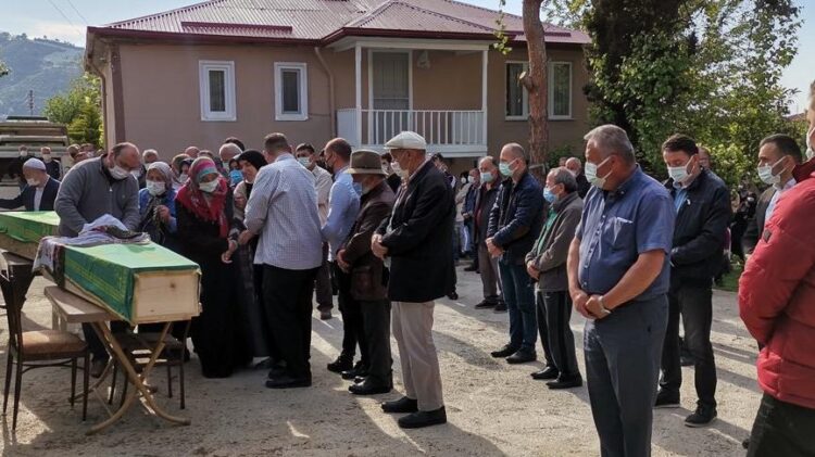 Baltayla öldürdüğü annesi ile yan yana toprağa verildi