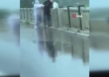 Hindistan’da koronavirüsten ölen hastanın cansız bedeninin nehre atıldığı görüntüler infiale yol açtı