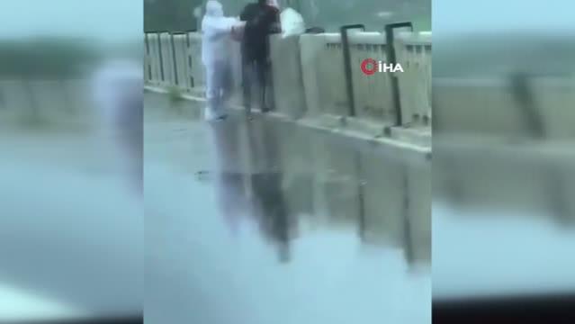 Hindistan’da koronavirüsten ölen hastanın cansız bedeninin nehre atıldığı görüntüler infiale yol açtı