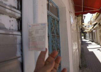 Açılma sonrası esnafı bekleyen sürpriz: Postacılar kepenklere yapıştırdı