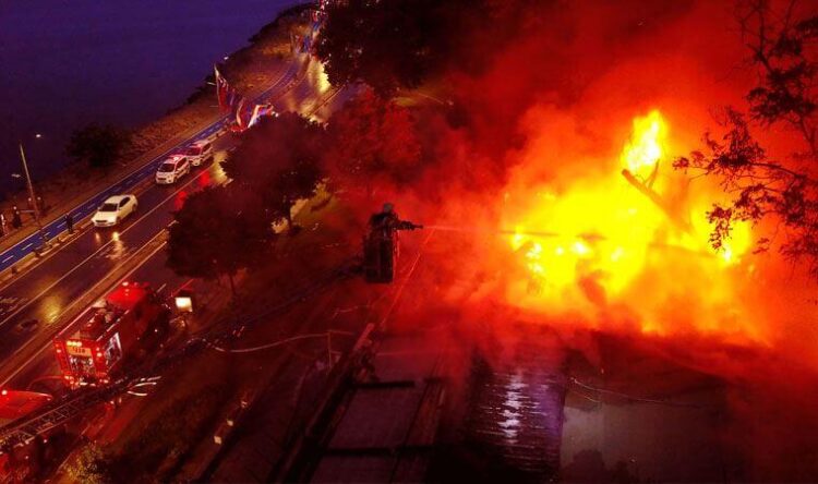 Üsküdar’da korku dolu gece! Bir kafe alev alev yandı