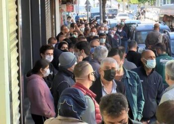 Baklavacı önünde metrelerce uzunlukta sabah kuyruğu