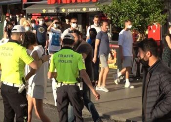 Taksim Meydanı’nda soyundu