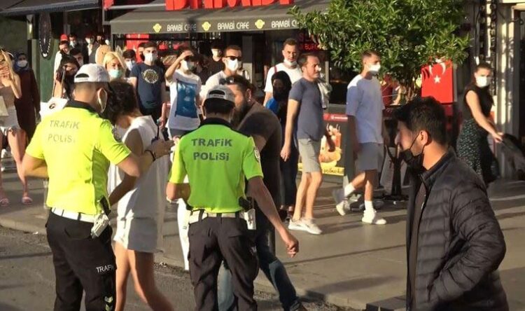 Taksim Meydanı’nda soyundu