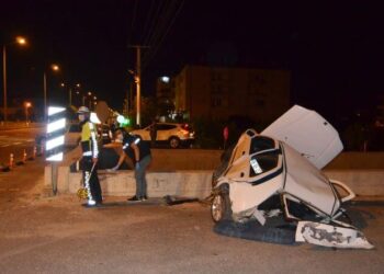 Kaza sırasında araçtan fırlayıp, 7 metre yükseklikten alt geçide düştü