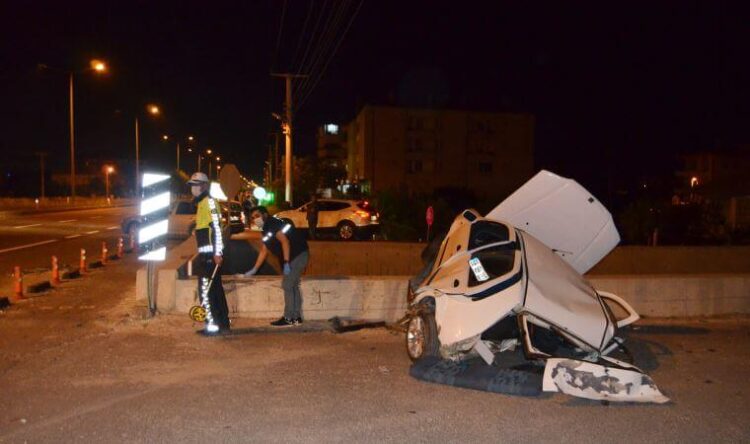 Kaza sırasında araçtan fırlayıp, 7 metre yükseklikten alt geçide düştü