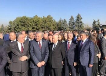 Özgür Özel’den MHP’li Büyükataman’a eli arkada fotoğraf yanıtı: “Yer Anıtkabir, tweet bu kadar”