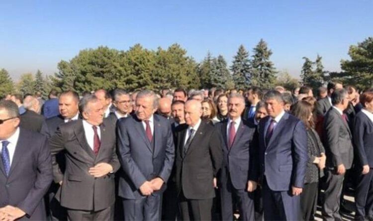 Özgür Özel’den MHP’li Büyükataman’a eli arkada fotoğraf yanıtı: “Yer Anıtkabir, tweet bu kadar”