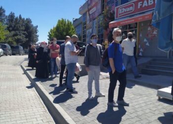 Kısıtlamaya rağmen bayram öncesi çikolata ve şeker kuyruğu