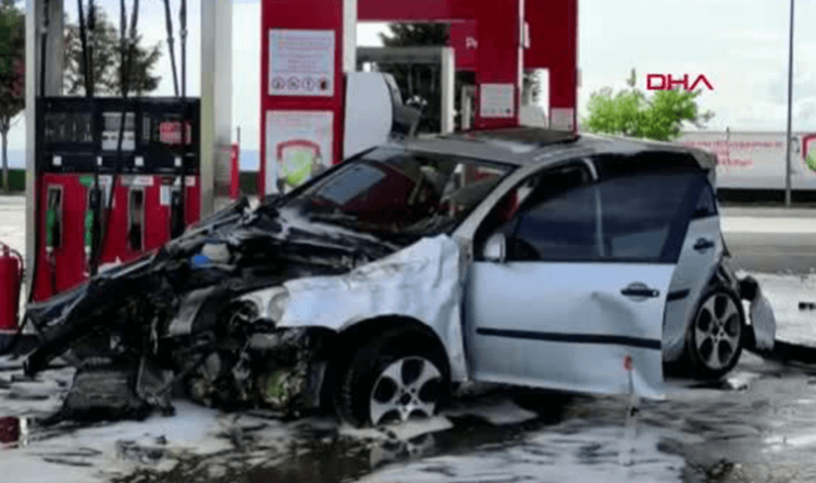 İstanbul’da kontrolden çıkan otomobil akaryakıt istasyonuna girdi: Araç alev aldı