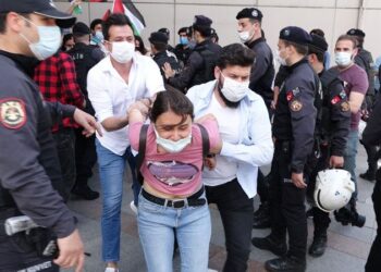 İsrail’i protesto eden kişiler darbedilerek gözaltına alındı