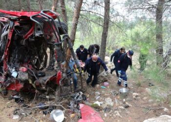 Kız arkadaşı ile tartıştı, minibüsü uçuruma sürdü