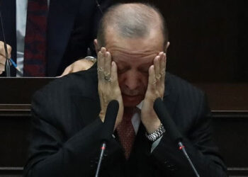 Kulis: Tüm ülke kapalıyken AKP’yi açık tutan gelişme anketler oldu