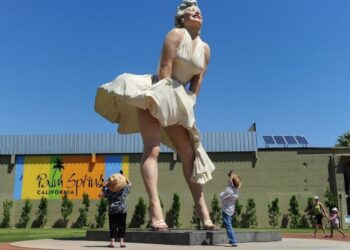 Marilyn Monroe heykeline “etek altı fotoğraf” tepkisi