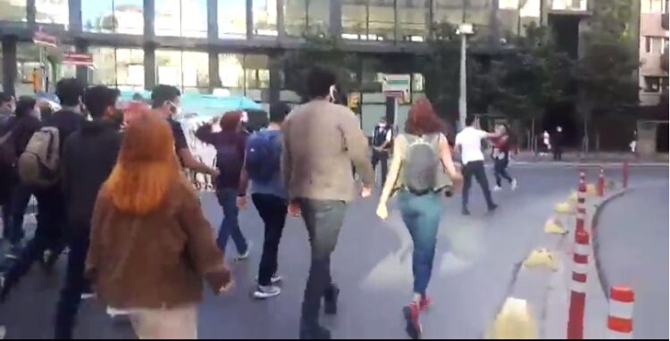 Taksim’e yürüyen üniversitelilere polis müdahalesi