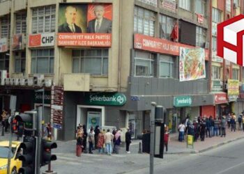 Sosyal mesafesiz sosyal yardım kuyruğu! Sonu gözükmüyor…