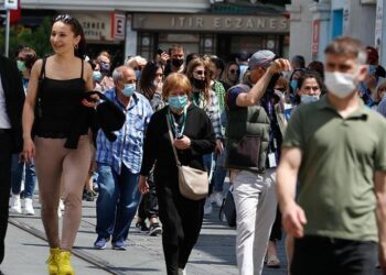 Turistler İstiklal Caddesi’ne akın etti! Maske takmaya bile üşendiler