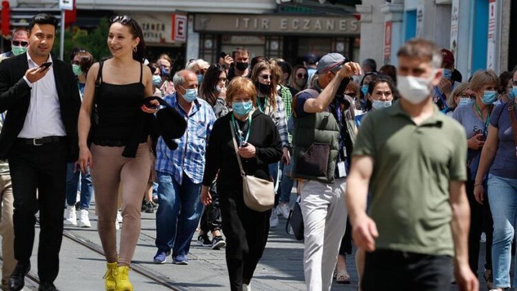 Turistler İstiklal Caddesi’ne akın etti! Maske takmaya bile üşendiler