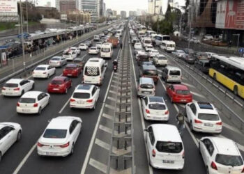 Kısıtlama sonrası İstanbul’da trafik kilit