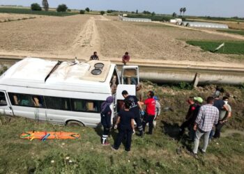 Tarım işçilerini taşıyan minibüs şarampole devrildi