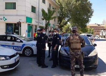 Tartıştığı polisleri görüntülemek isteyen kişi gözaltına alındı