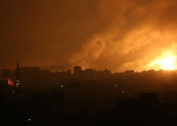 İsrail ordusu Gazze Şeridi’ni kara, hava ve denizden yoğun şekilde bombaladı