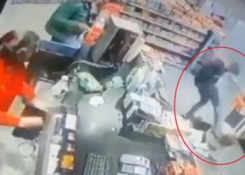 Markette kadını tekme tokat dövüp boğazına bıçak dayadı