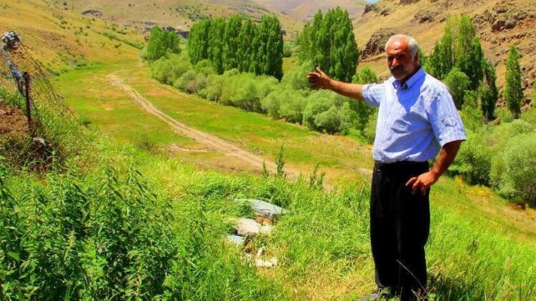 Yaşayacak kimse kalmayınca köyünü satışa çıkardı