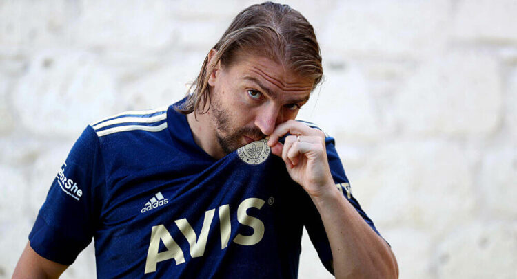 Caner Erkin’in Twitter beğenisi tartışma yarattı: ‘Benim ufaklık yaptı’